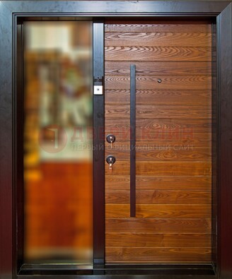 Коричневая входная дверь c МДФ панелью и стеклом ЧД-38 в частный дом в Саратове