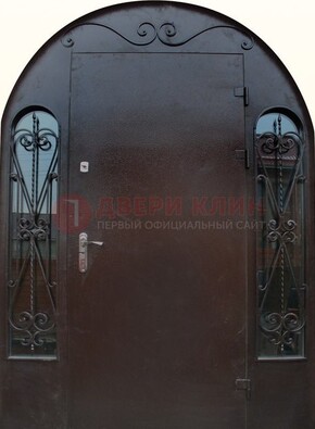 Арочная дверь со стеклом и ковкой ДА-16 под старину в Саратове