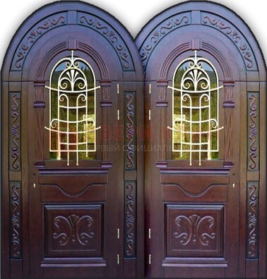 Индивидуальная арочная дверь со стеклом и ковкой ДА-19 в Саратове