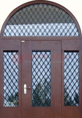 Крепкая стальная арочная дверь со стеклом и ковкой ДА-21 в Саратове