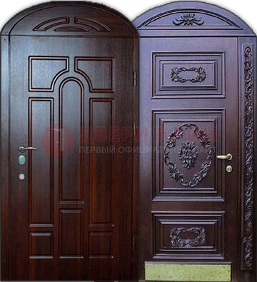 Стильная железная арочная дверь с декоративным элементом ДА-24 в Саратове