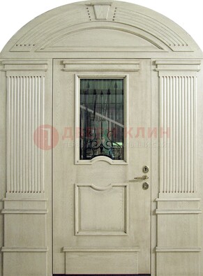 Белая входная дверь массив со стеклом и ковкой ДА-49 в Саратове