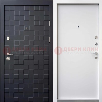 Темная входная дверь с белой МДФ внутри ДМ-222 в Саратове