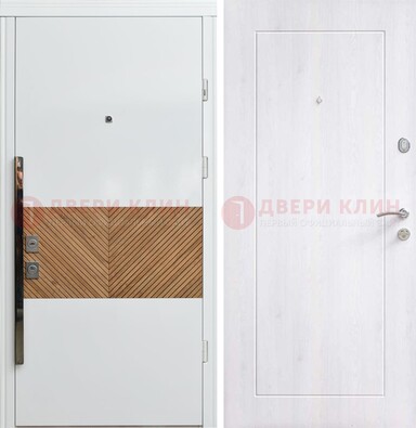 Белая железная дверь МДФ горизонтальной вставкой ДМ-265 в Саратове