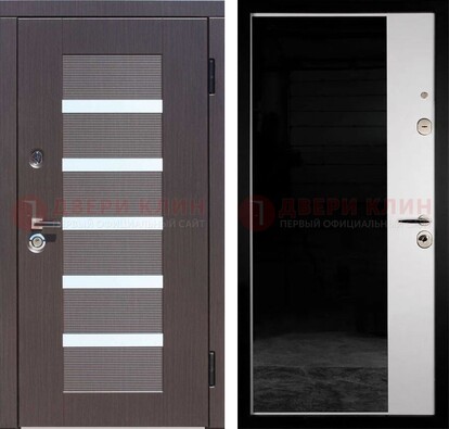 Железная коричневая дверь МДФ с темной стеклянной вставкой внутри ДМ-315 в Саратове