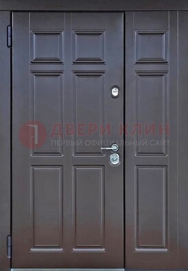 Тёмная двухстворчатая входная дверь для коттеджа с МДФ ДМ-533 в Саратове