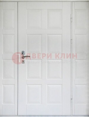 Белая входная дверь для коттеджа с МДФ ДМ-536 в Саратове