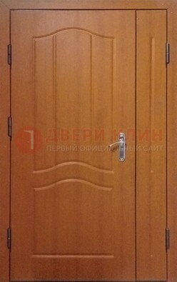 Коричневая двухстворчатая тамбурная дверь с МДФ ДМ-538 в Саратове