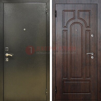 Железная темно-серая дверь с порошковым напылением и МДФ Тисненый орех ДП-275 в Саратове