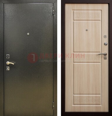 Железная темно-серая дверь с порошковым напылением и МДФ с резьбой ДП-276 в Саратове