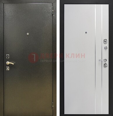 Железная темная дверь с порошковым покрытием и белая МДФ с молдингами  ДП-296 в Саратове