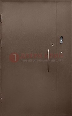 Коричневая металлическая подъездная дверь ДПД-2 в Саратове