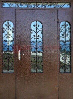 Железная парадная дверь со стеклом и ковкой ДПР-16 для общественных зданий в Саратове