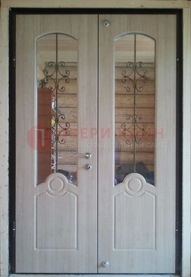 Парадная дверь со стеклянными вставками и ковкой ДПР-23 в деревянный дом в Саратове