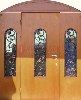Парадная дверь со стеклянными вставками и ковкой ДПР-28 в общественное здание в Саратове