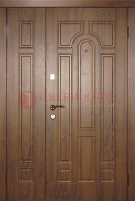 Двухстворчатая коричневая парадная дверь ДПР-48 в Саратове