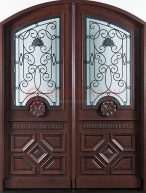 Арочная коричневая парадная дверь ДПР-66 в Саратове
