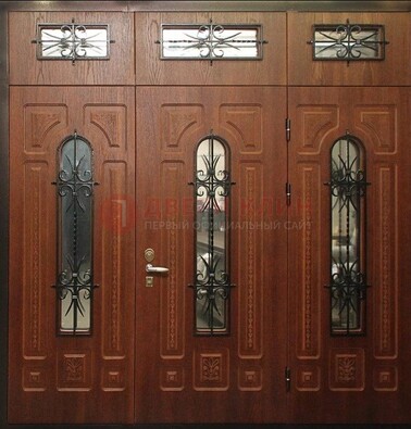 Парадная дверь с металлическими вставками и ковкой ДПР-72 в дом в Саратове