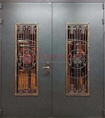 Входная металлическая парадная дверь со стеклом и ковкой ДПР-81 в Саратове