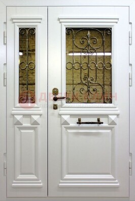 Белая парадная металлическая дверь со стеклом и ковкой ДПР-83 в Саратове