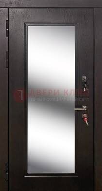 Коричневая железная дверь со стеклом для дома ДС-23 в Саратове