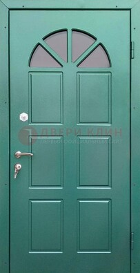 Зеленая стальная дверь со стеклом для дома ДС-28 в Саратове