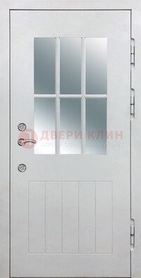 Белая уличная дверь со стеклом ДС-30 в Саратове