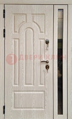 Белая металлическая дверь со стеклом ДС-68 в Саратове
