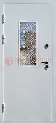 Серая металлическая дверь со стеклом и ковкой ДС-75 в Саратове