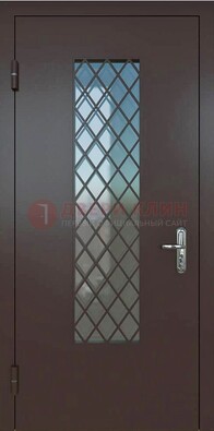 Темная металлическая дверь с решеткой и стеклом ДС-7 в Саратове
