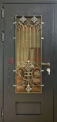 Одностворчатая железная дверь со стеклом и ковкой для дома ДСК-101 в Саратове