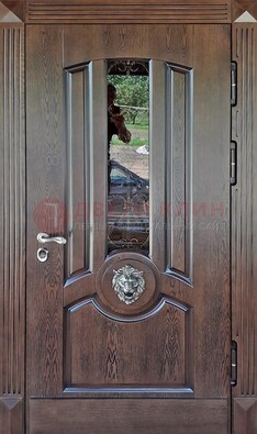 Коричневая уличная дверь со стеклом и ковкой ДСК-107 в Саратове