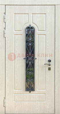 Светлая стальная дверь со стеклом и ковкой ДСК-118 в Саратове