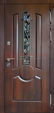 Темная железная дверь со стеклом и ковкой для кирпичного дома ДСК-136 в Орле