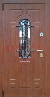 Темная железная дверь со стеклом и ковкой в коричневом цвете ДСК-154 в Саратове