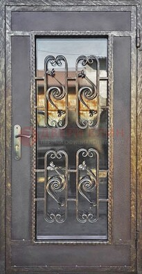 Коричневая наружная дверь порошок со стеклом и ковкой ДСК-160 в Саратове