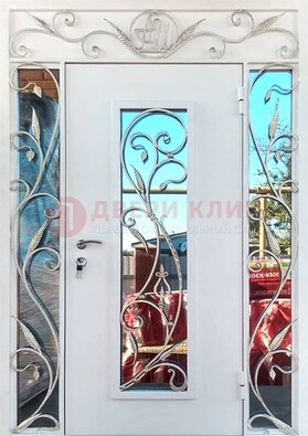 Белая входная дверь порошок со стеклом и ковкой ДСК-165 в Саратове