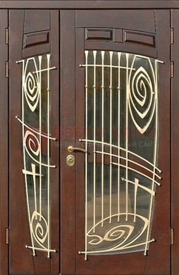 Коричневая железная дверь с большим стеклом и ковкой ДСК-203 в Саратове