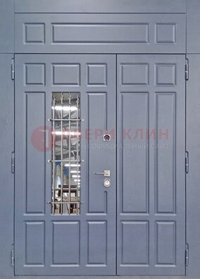 Серая двухстворчатая дверь Винорит со стеклом и ковкой ДСК-234 RAL 7024 в Саратове