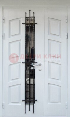 Белая полуторная стальная дверь с массивом для коттеджа ДСК-253 в Тольятти