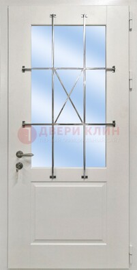 Белая простая железная дверь Винорит со стеклом и ковкой ДСК-257 в Саратове