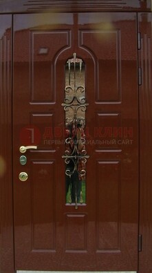 Красивая металлическая дверь со стеклом и ковкой ДСК-33 в Саратове