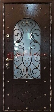 Влагостойкая дверь со стеклом и ковкой с декором ДСК-37 в Саратове