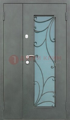 Двухстворчатая железная дверь со стеклом и ковкой ДСК-40 в Саратове