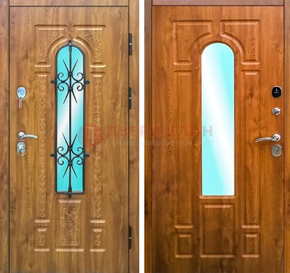 Входная дверь со стеклом и ковкой ДСК-54 для частного дома в Саратове