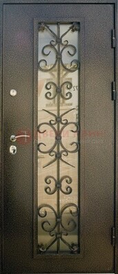 Входная дверь Дверь со стеклом и ковкой черного цвета ДСК-76 для веранды в Саратове