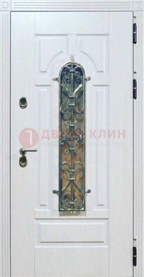 Белая остекленная металлическая дверь с ковкой ДСК-98 в Саратове