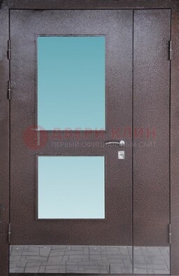 Коричневая тамбурная дверь со стеклянными вставками ДТМ-21 в Саратове