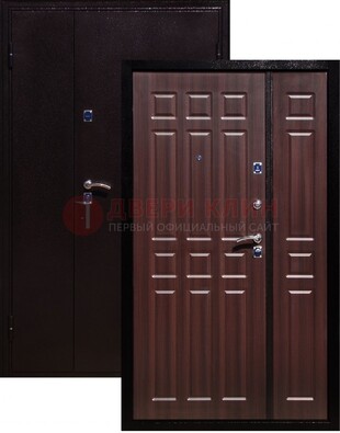 Коричневая металлическая тамбурная дверь ДТМ-24 в Саратове