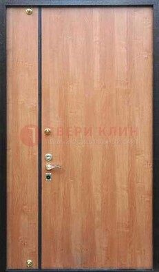 Светлая тамбурная дверь ДТМ-29 в Саратове